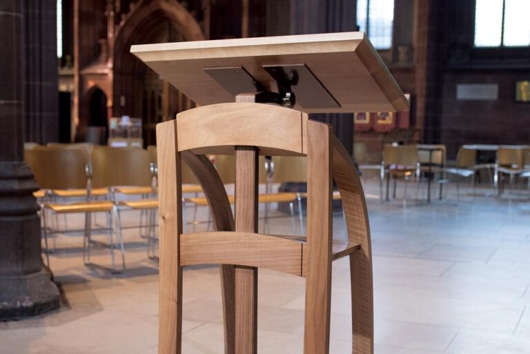 The Advantages of Wooden Lecterns for Events